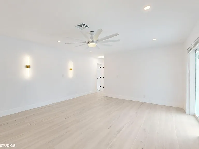 4761 NE 28th Ave — Photo 15