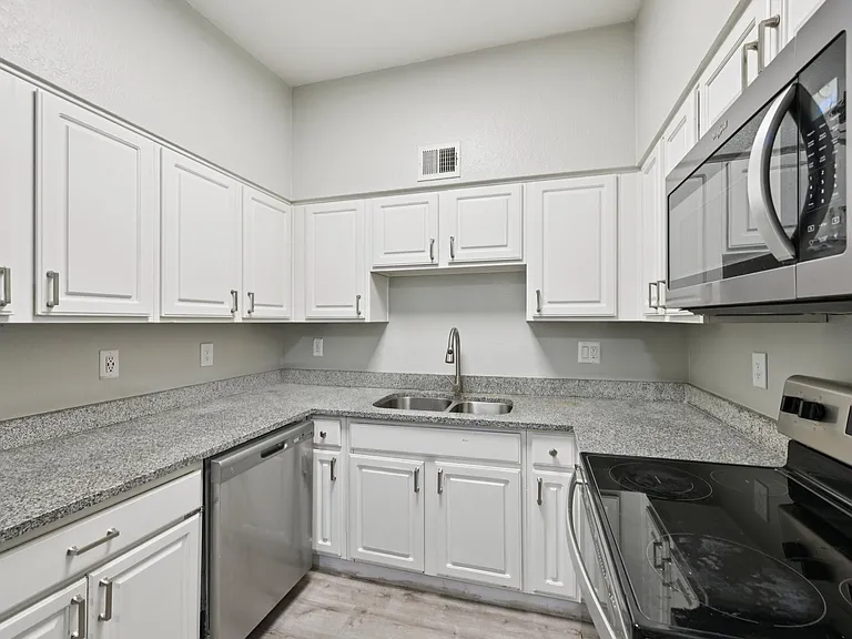 Cornell Apartments — Photo 15