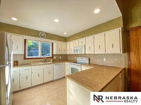 4th image of 318 S 151st Cir