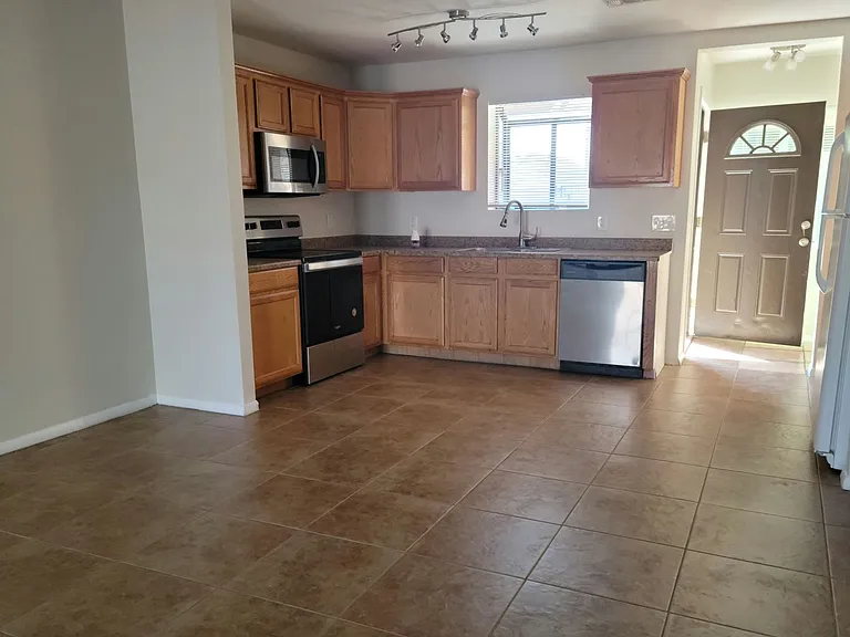 2426 W Earll Dr — Photo 2