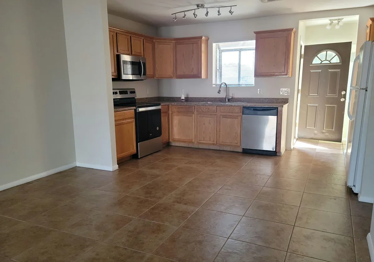 Building Photo - 2426 W Earll Dr