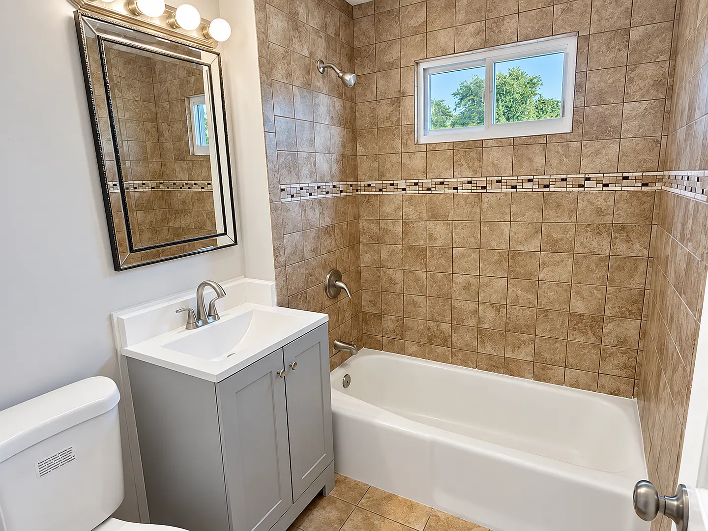 Welcome to 238 Mount Vernon Street a spacious 3-bedroom, 1.5-bath apartment in Lawrence, Massachu... — Photo 3