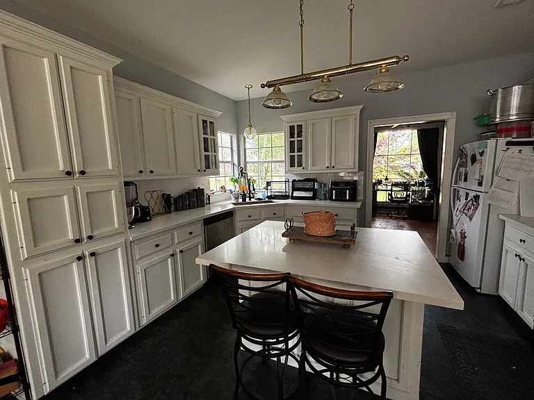 1702 Fairview Dr — Photo 5