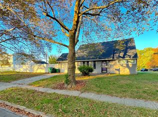 2 Kentucky Ln, Levittown, PA 19055
