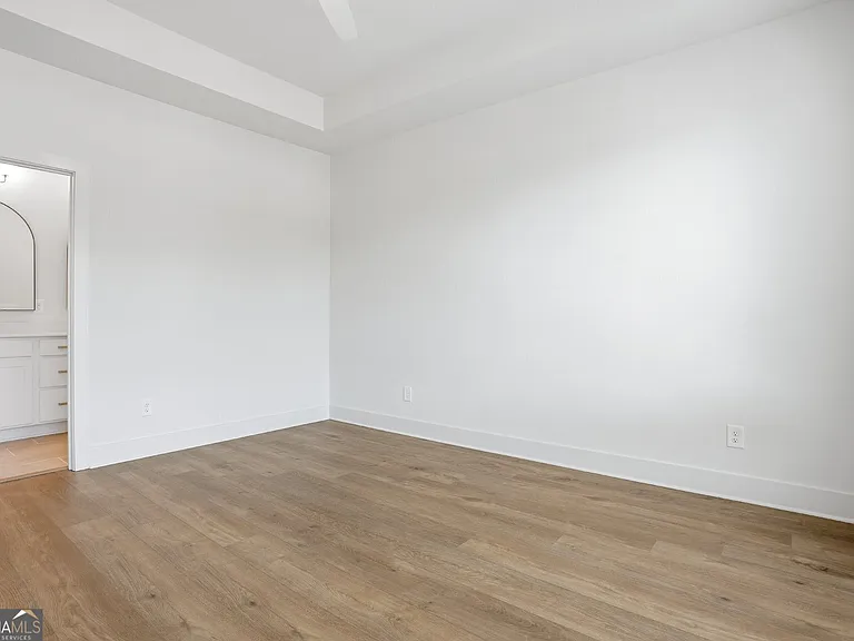 2597 Mackintosh — Photo 16