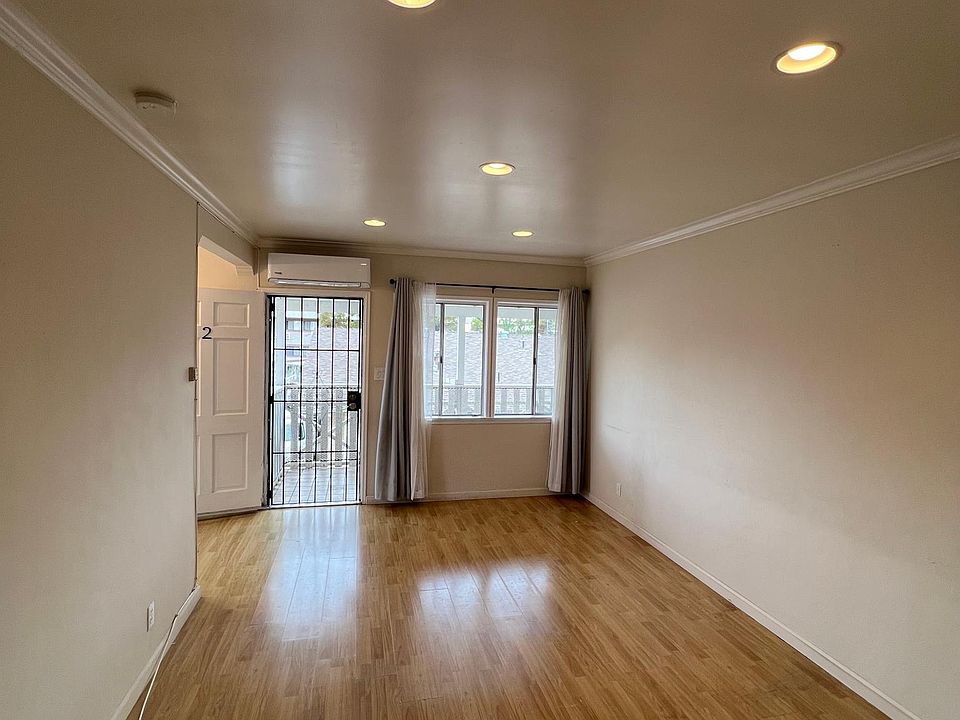 Beautiful living - dining room.