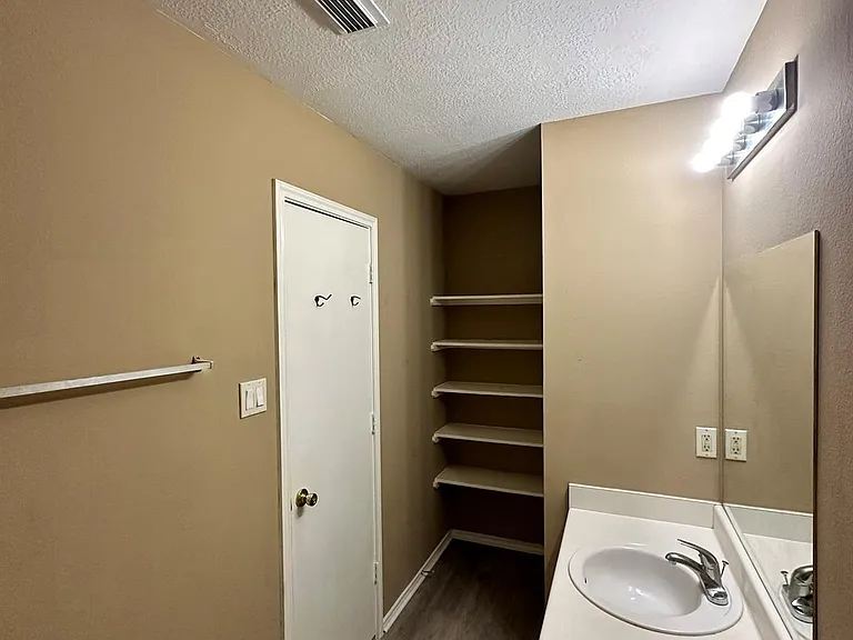 6910 Bayou Crest Dr — Photo 12