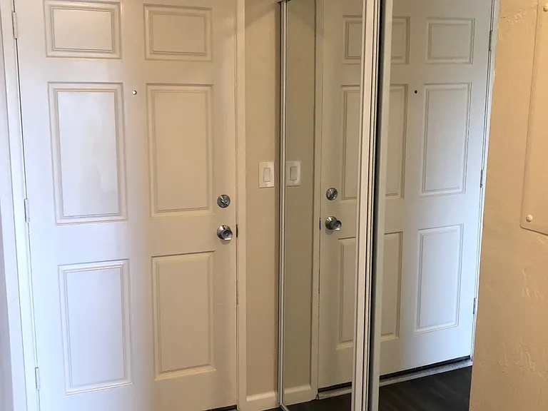 Shangri-La Apartments — Photo 14