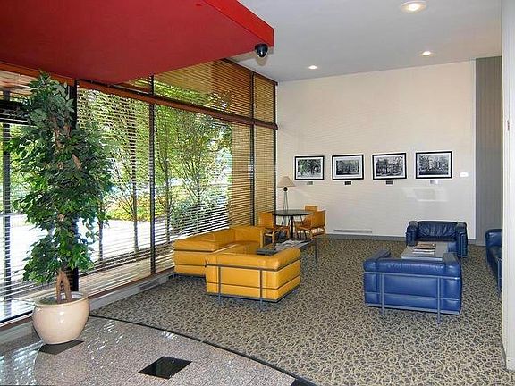Lobby w/ 24 Hour Front Desk