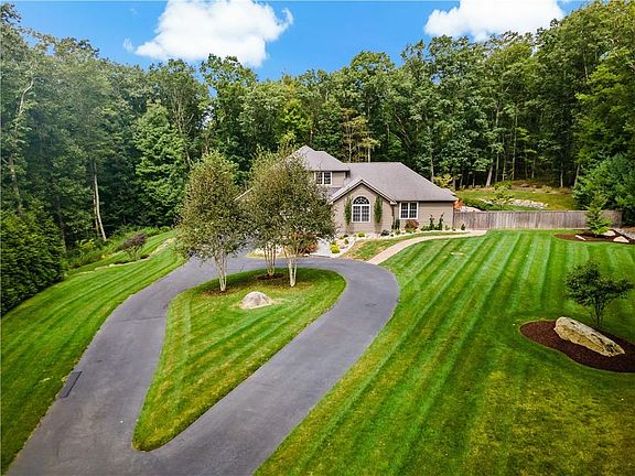 3rd image of 33 Oakwood Dr