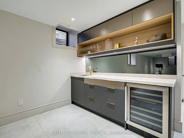585 Montbeck Cres — Photo 43
