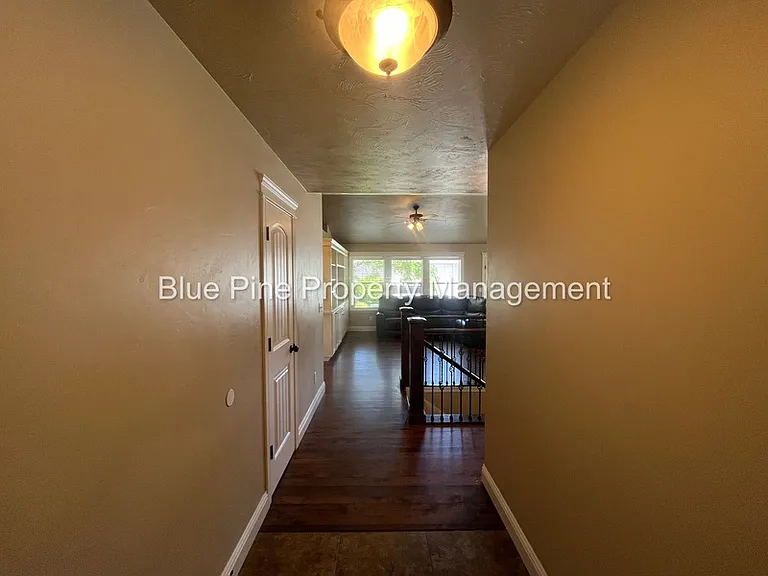 340 Chateau Dr #1 — Photo 2