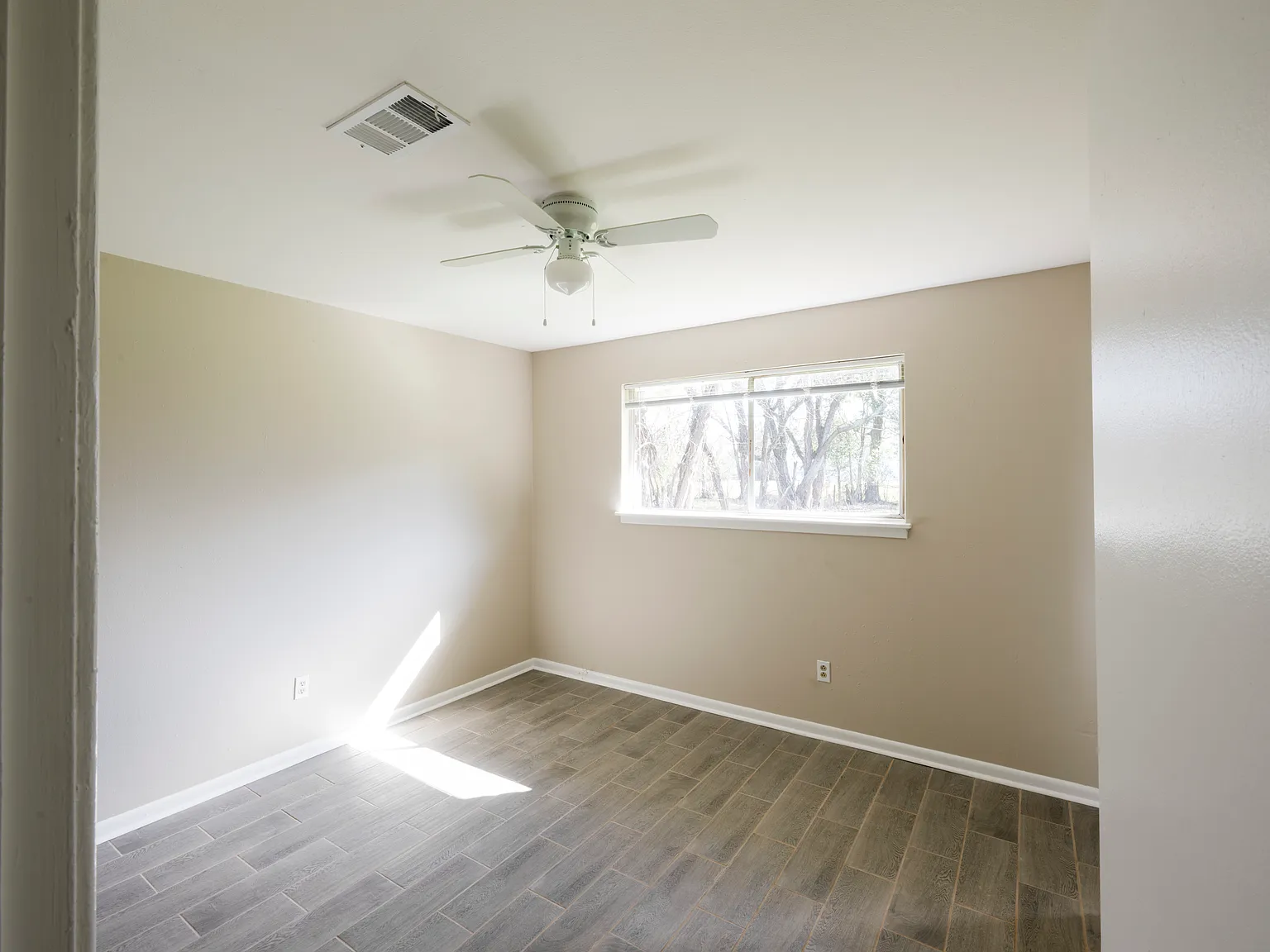 3 bed, 1.5 bath, 1098 sqft, $1,350 — Photo 3