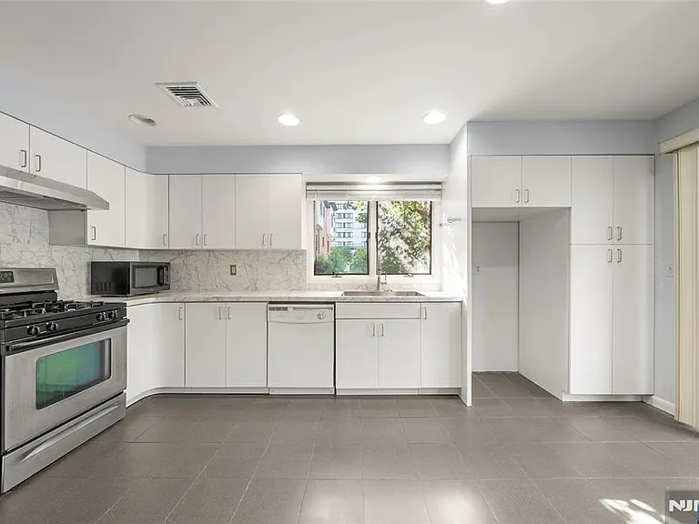 408 Elizabeth St #A — Photo 12