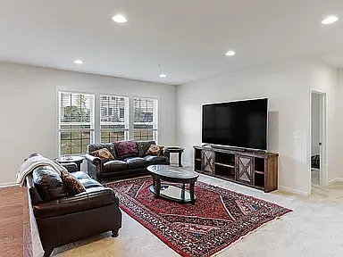 4 bed, 4565 sqft, $4,750 — Photo 2