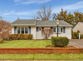 45 Southridge Dr, Glen Cove, NY 11542