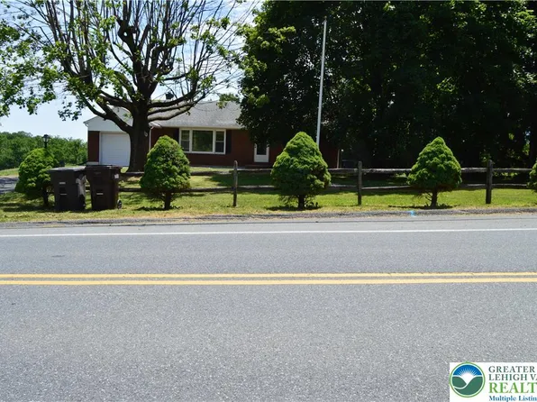 1819 Blue Barn Rd, Orefield, PA 18069