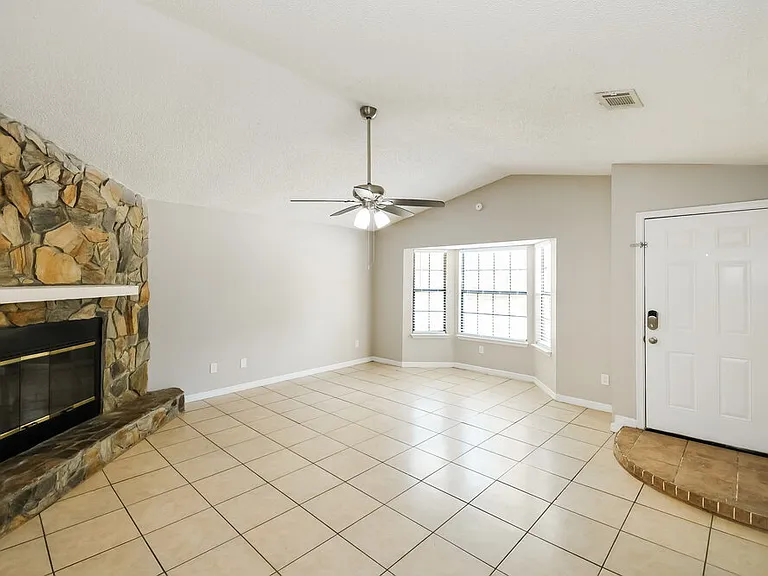 1834 Manitoba Ct N — Photo 3