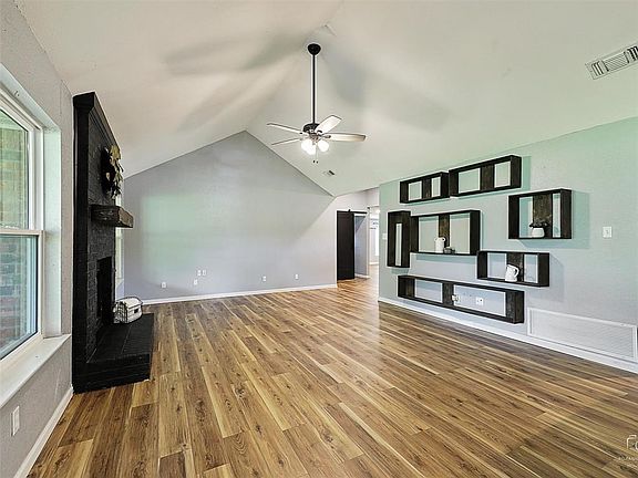 2nd image of 3124 Cimmaron Rd