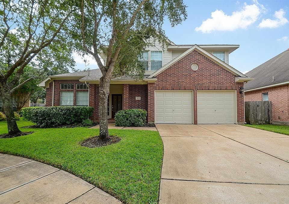 Located on a tree -lined street with spacious cul-de-sac location perfect for riding bikes, this home is zoned to accredited Fort Bend schools.