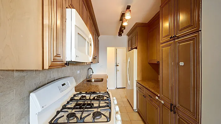 Sold by Thomas Lipovetsky, LREB | media 6