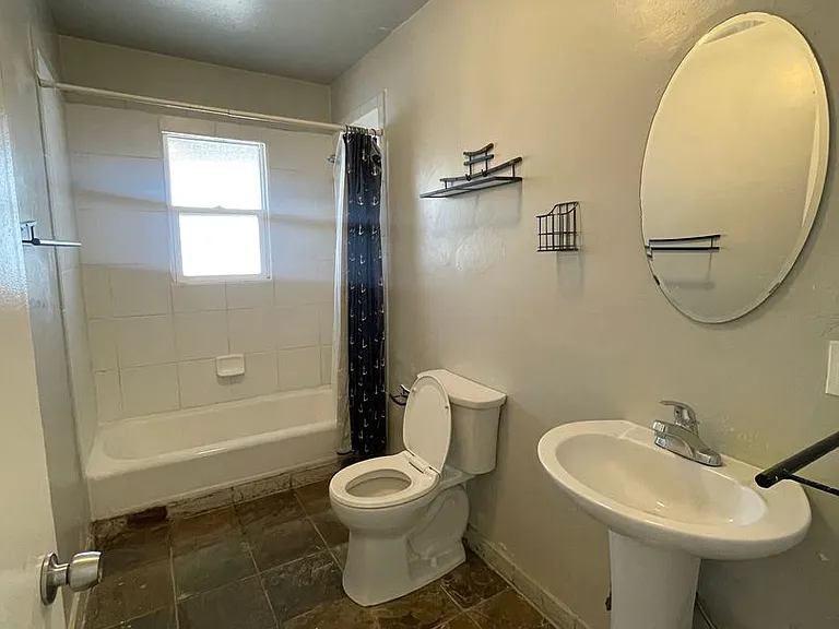 1421 E Adams St — Photo 6