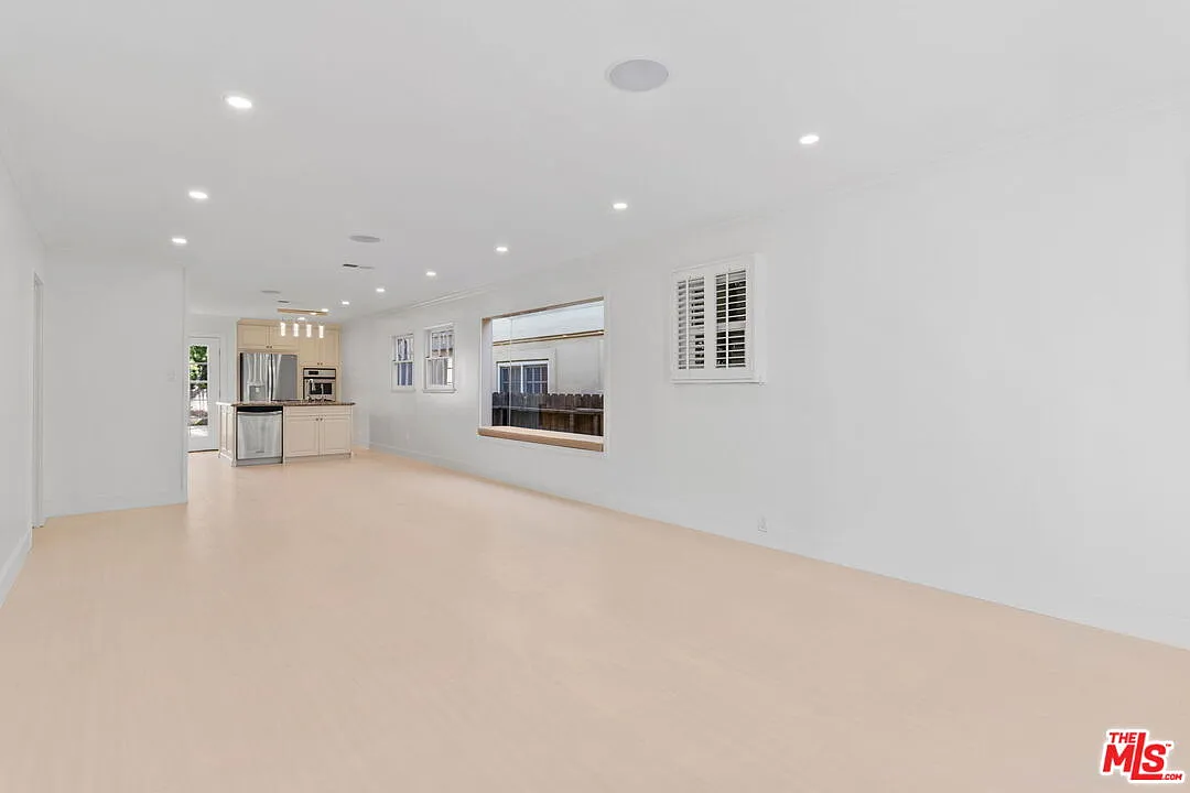 3 bed, 3.0 bath, 2065 sqft, $7,995 — Photo 4