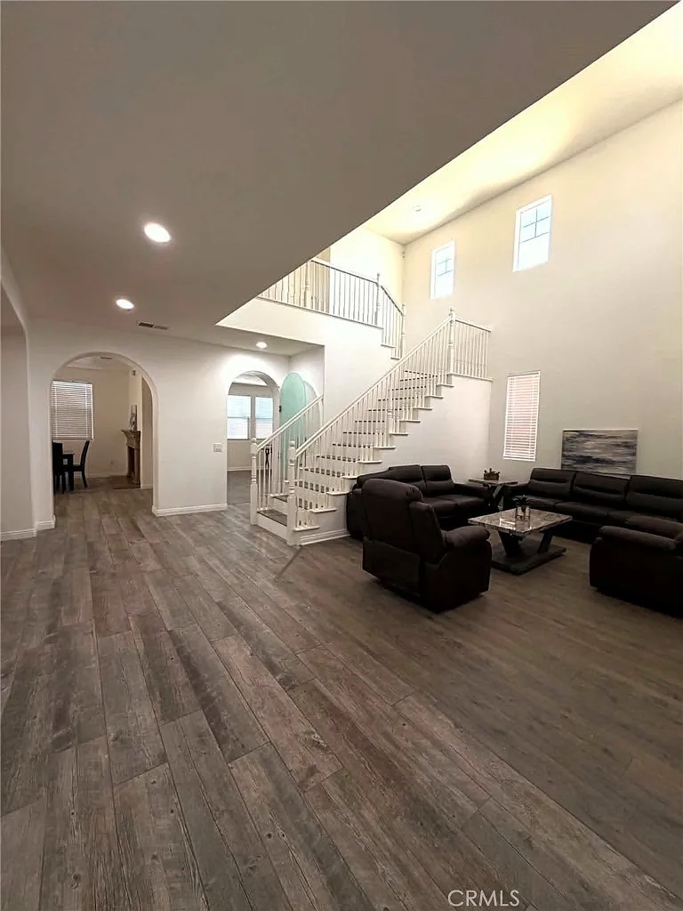 6 bed, 3421 sqft, $5,000 — Photo 3