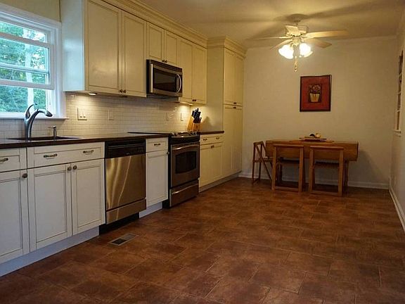 4th image of 2873 Hickory St