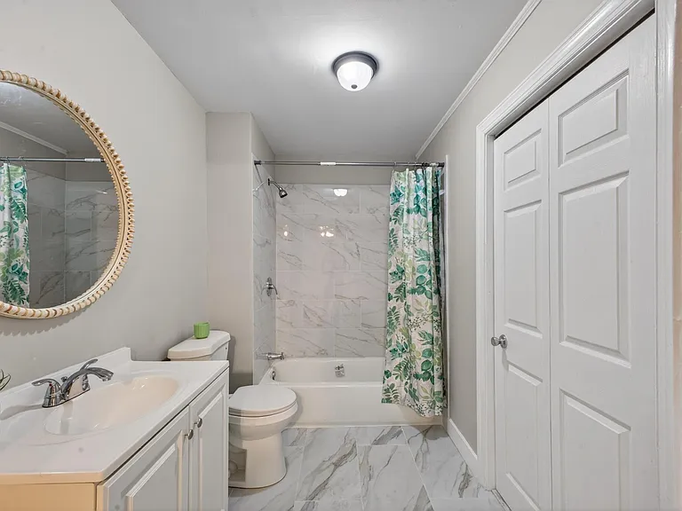 450 Williamsburg St — Photo 25