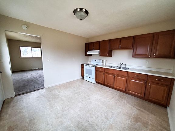 3rd image of 916 Old Valley Dr