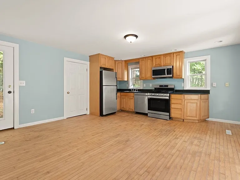 120 Dunstable Rd — Photo 5