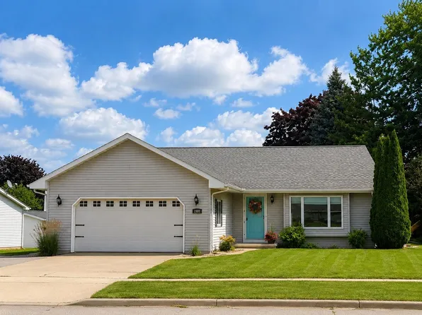 1900 Fieldcrest Dr, Kaukauna, WI 54130