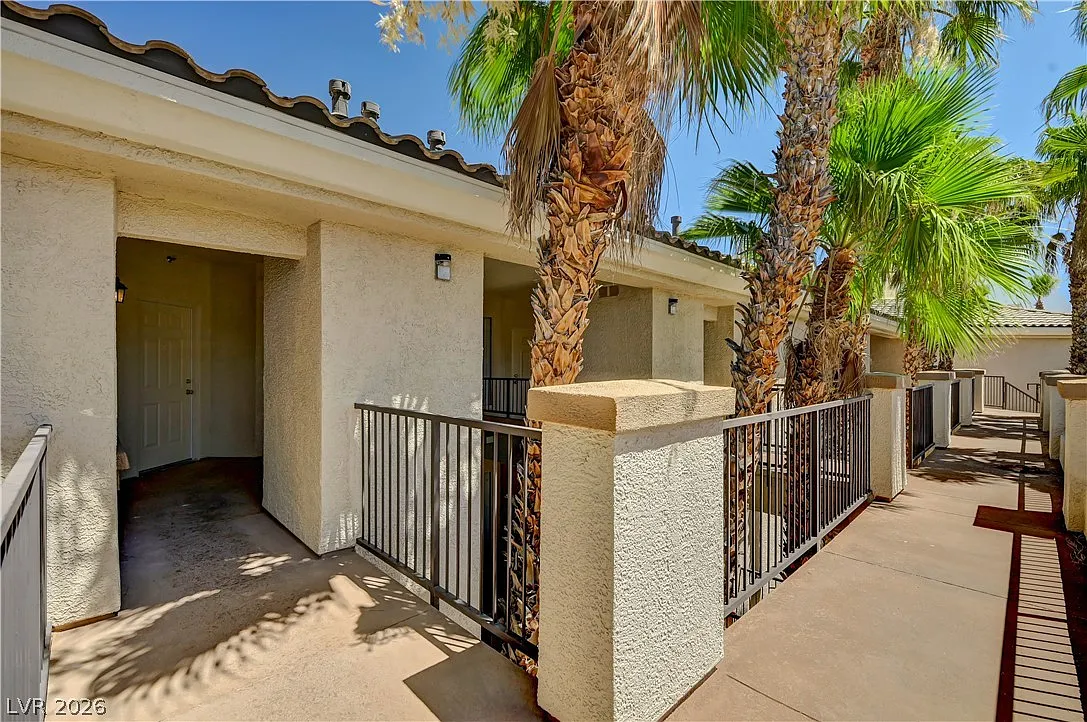 2 bed, 2.0 bath, 962 sqft, $1,375 — Photo 2