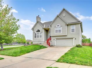 902 N Canyon Dr, Olathe, KS 66061