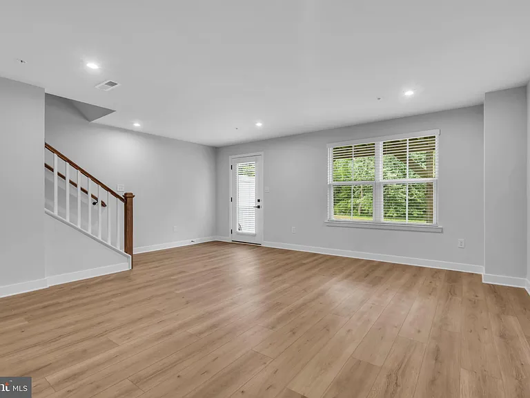 9 Foxwood Dr — Photo 6