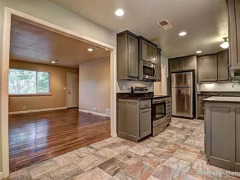 348 E Cleburn St — Photo 10