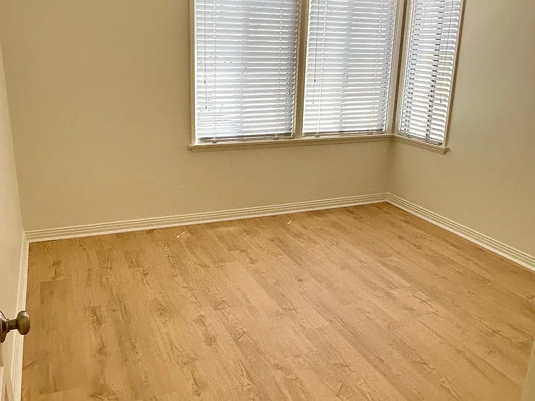 1214 W Victory Blvd — Photo 15