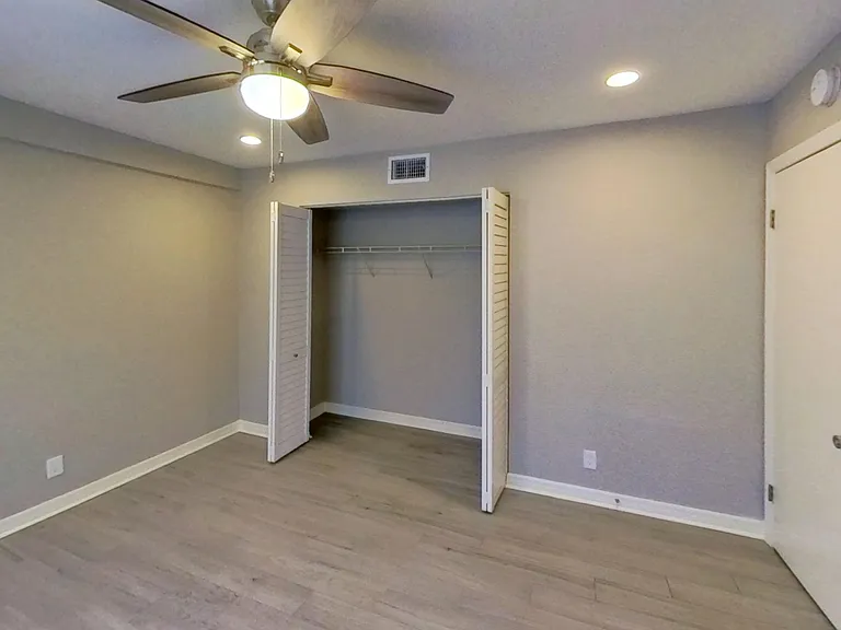 Bay Colony Apartments — Photo 21