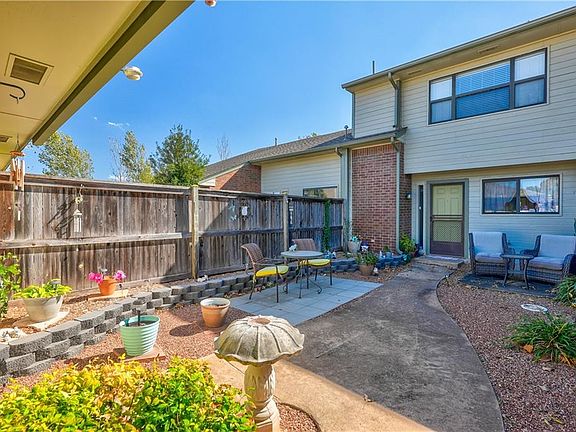 2nd image of 512 Greenlea Chase W