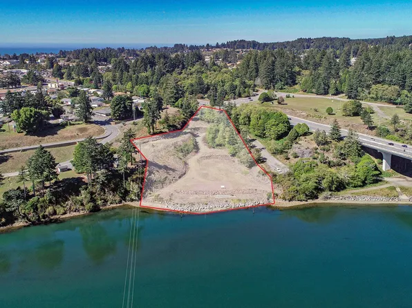 6420 Bridge St, Brookings, OR 97415