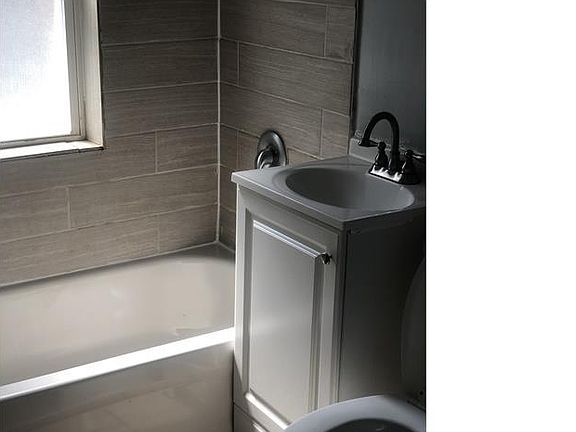 3rd image of 7044 S Woodlawn Ave #1