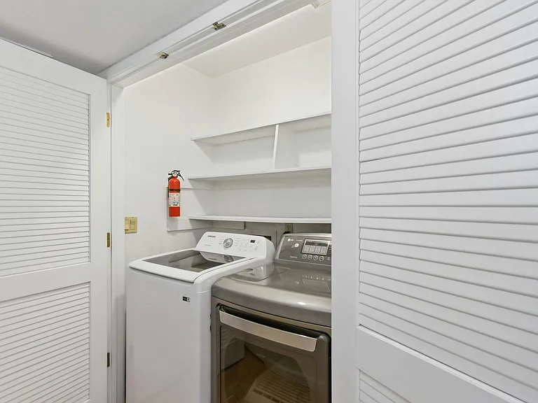 325 E 8th St #WHOLE HOUSE — Photo 22