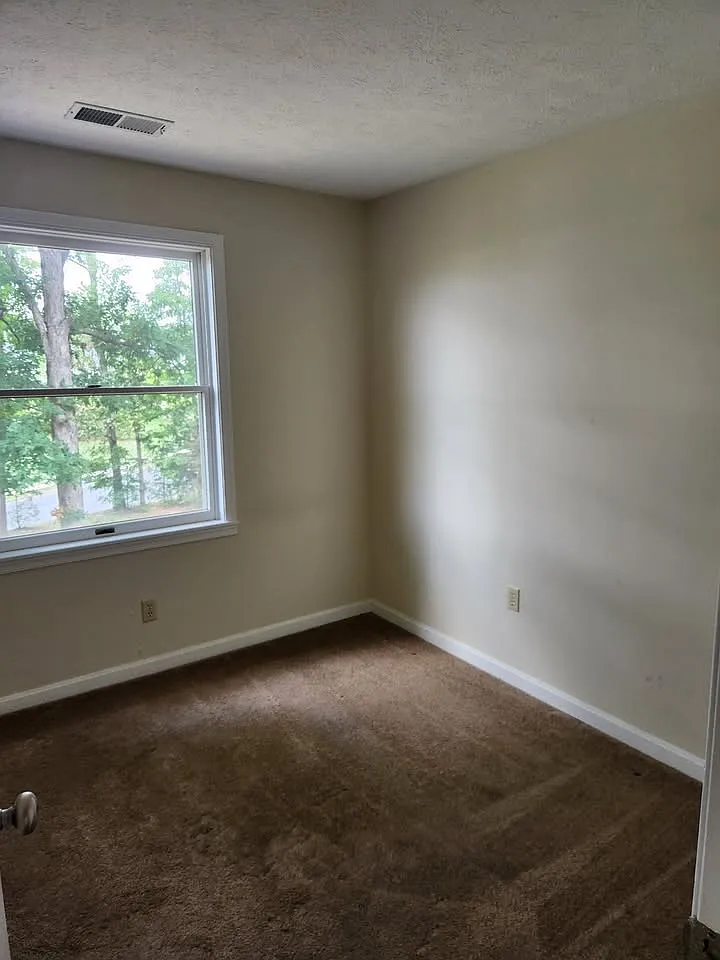 3 bed, 3000 sqft, $2,500 — Photo 3