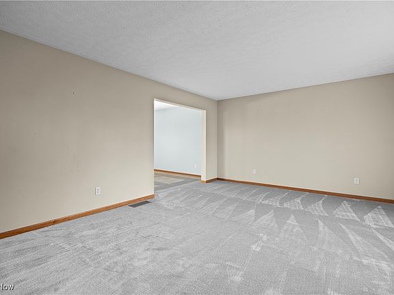 3rd image of 621 Oakdale Cir