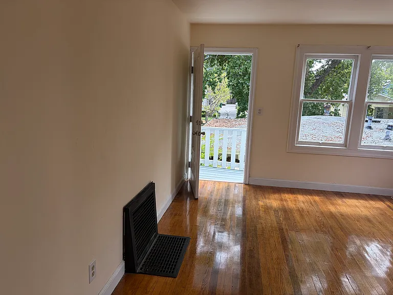 419 E St — Photo 9
