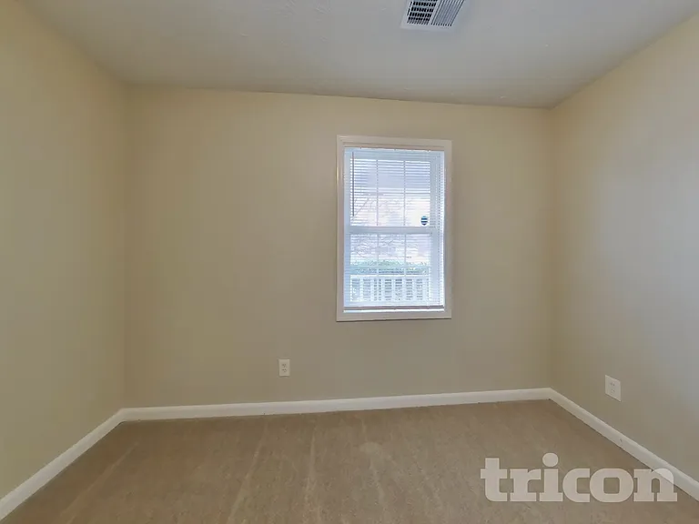 211 Robin Ln — Photo 12