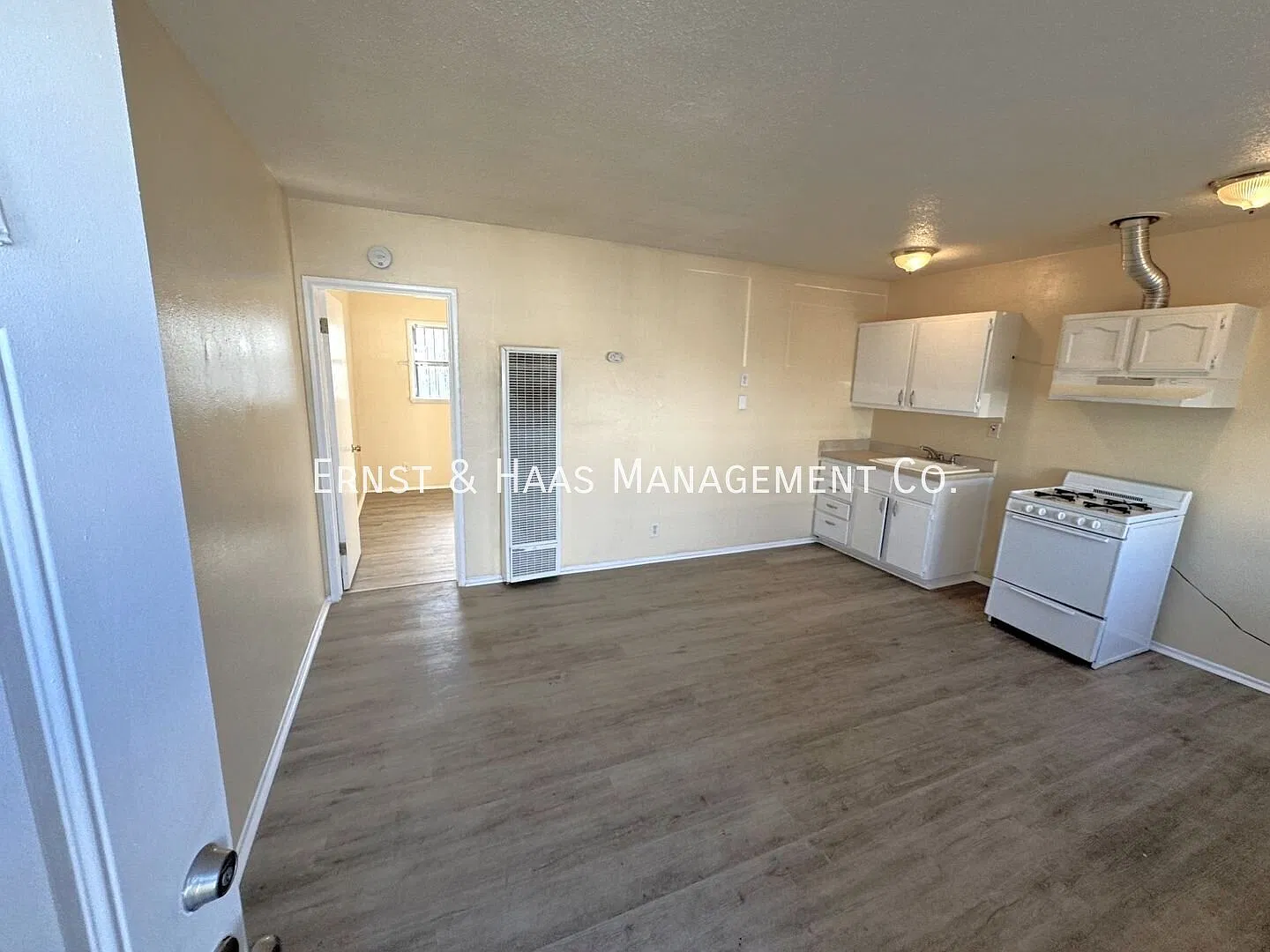 Great 1-Bedroom Apartment With Most Utilities Included! *Move-In Special* — Photo 2