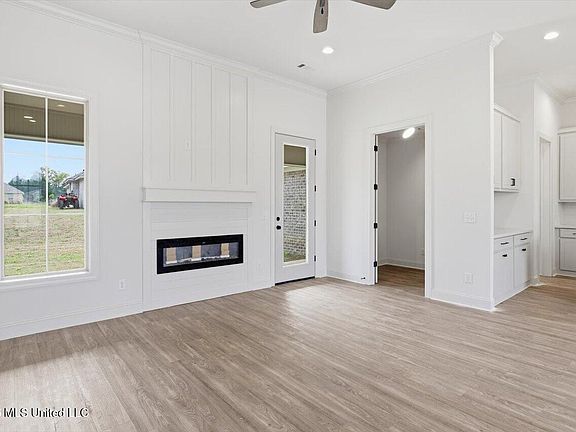 5th image of 229 Jasmine Cove Cir