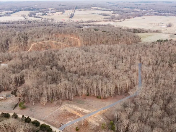 5 Pinewood Rd, Nunnelly, TN 37137